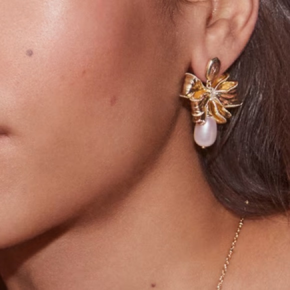 kendra scott x loveshackfancy pearl bow gold statement earrings - Picture 2 of 3